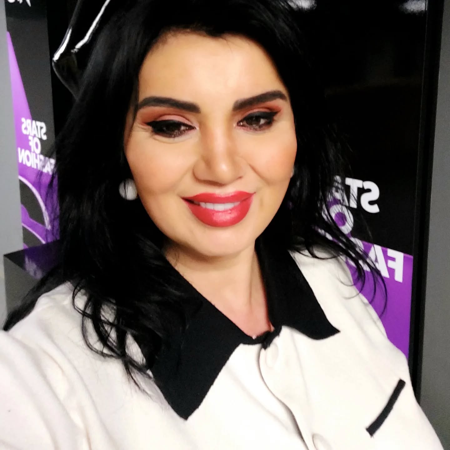 Adriana Bahmuțeanu z&acirc;mbitoare, făc&acirc;ndu-și un selfie &icirc;n timp ce era &icirc;mbrăcată &icirc;ntr-un pulover alb cu guler negru