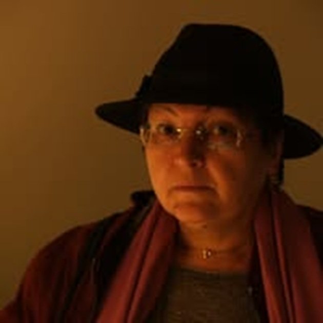 Jurnalista Anca Pandea cu șal pe umeri, pălărie pe cap și ochelari de vedere la ochi