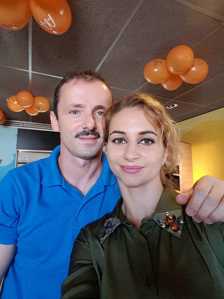 Marius Urzică țin&acirc;nd-o de umăr pe Simona, soția sa, &icirc;n timp ce participau &icirc;mpreună la o petrecere cu baloane