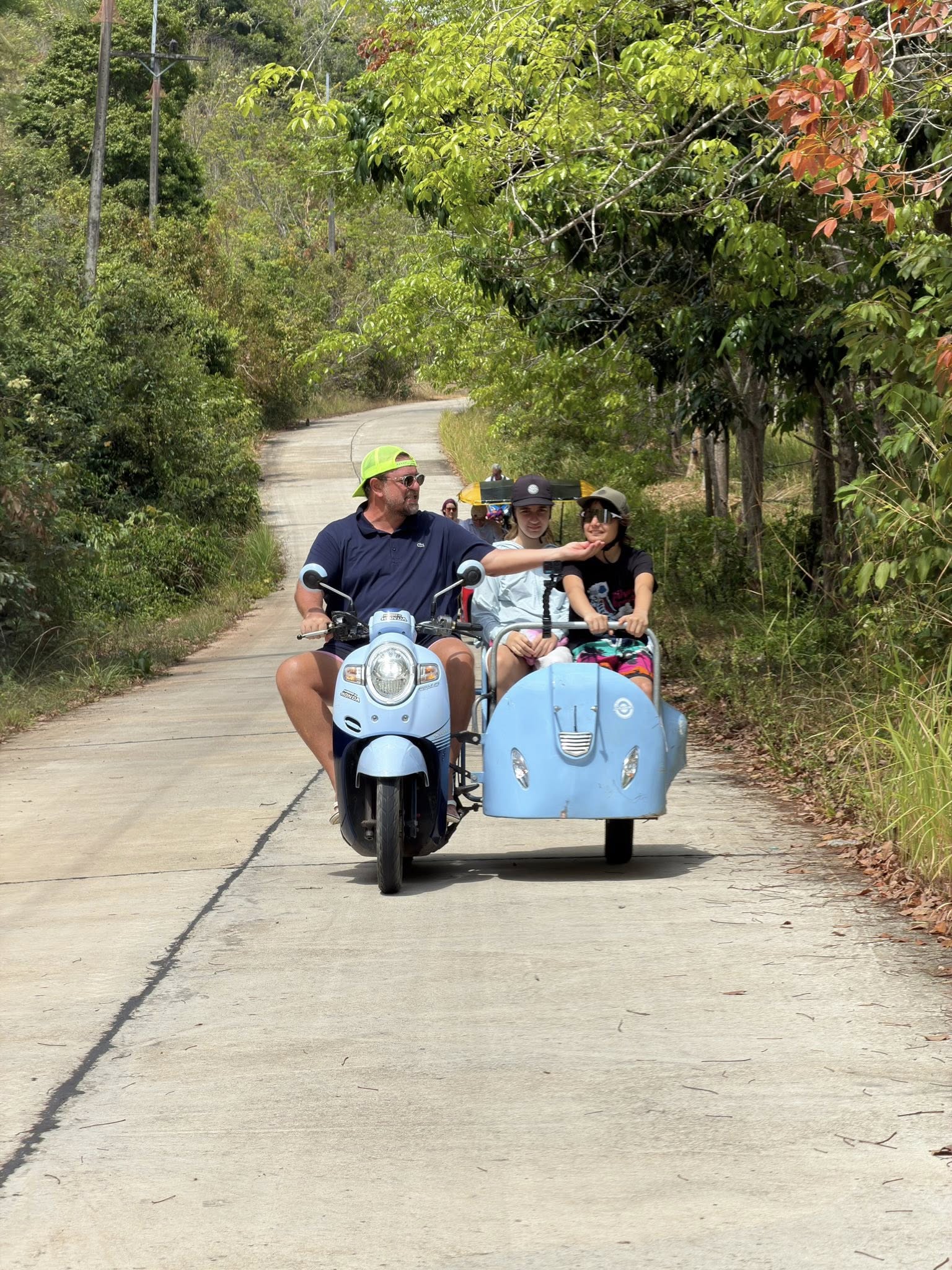 Horia Brenciu și familia &icirc;n vacanță, plimb&acirc;ndu-se prin natură cu un scuter cu ataș 