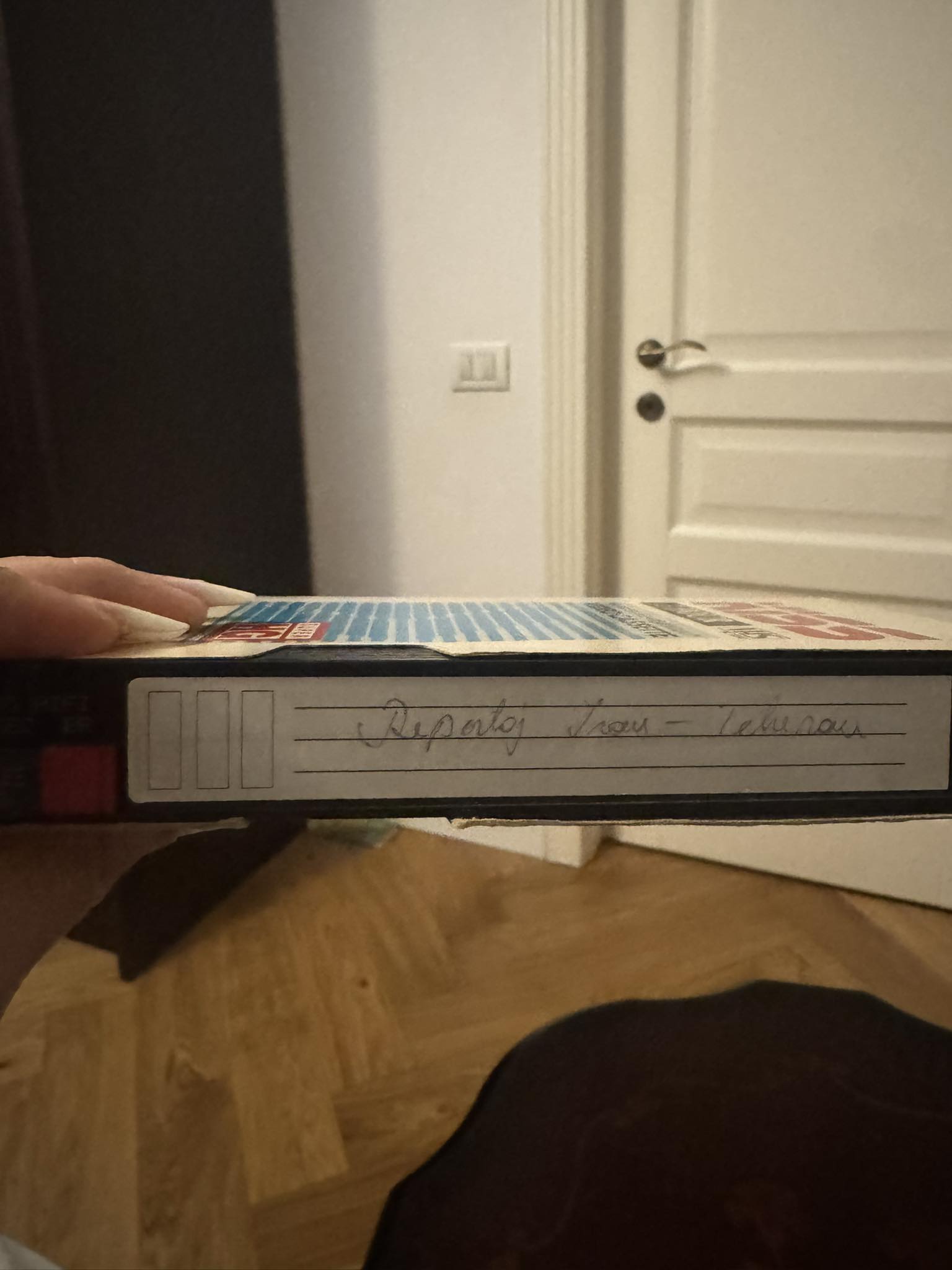 M&acirc;na Mare Bănică ține o casetă&nbsp;VHS cu materialul video făcut de jurnalistă &icirc;n Iran, &icirc;n 2003, material denumit &bdquo;Reportaj Iran-Teheran&rdquo;