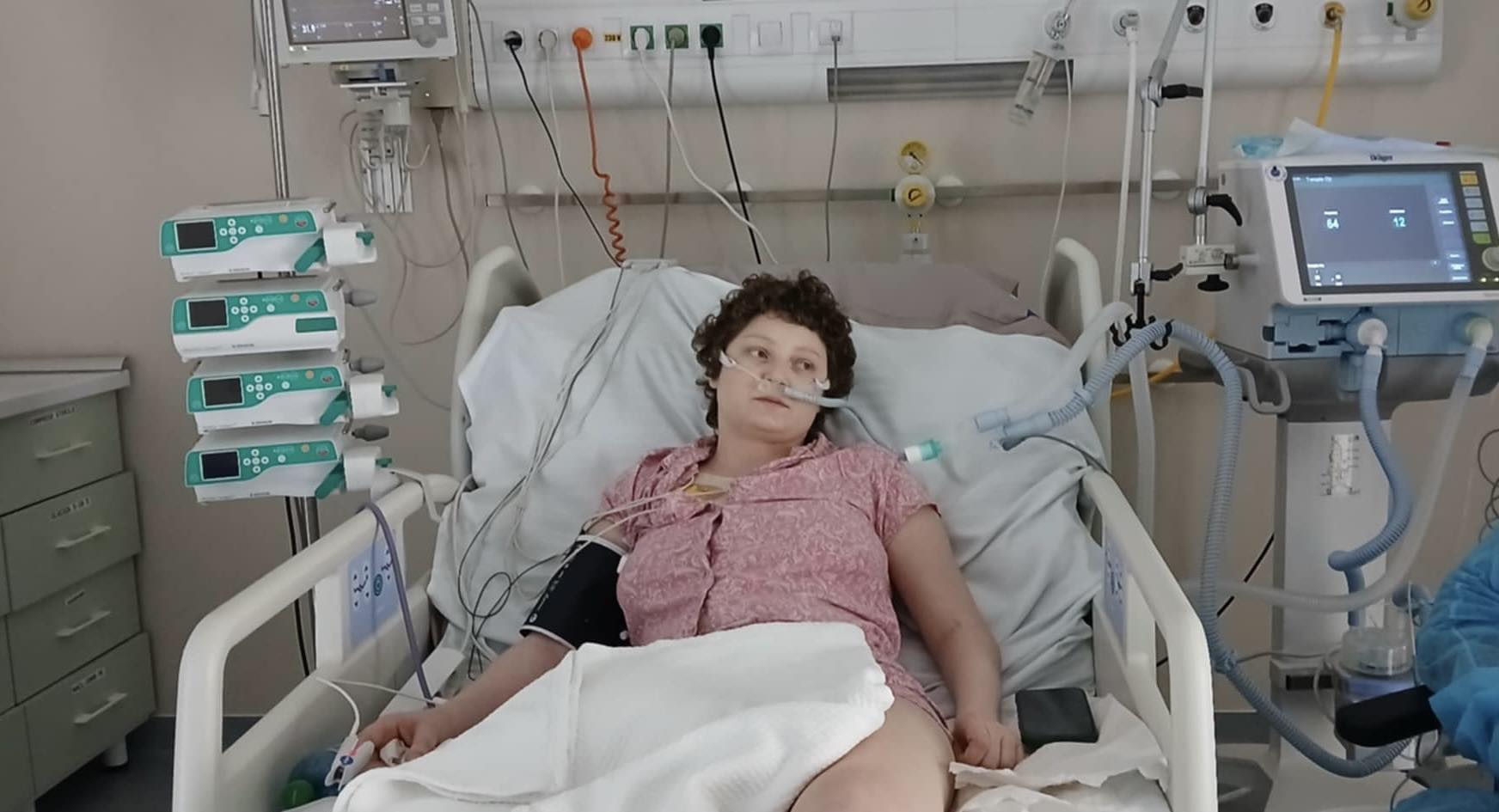 Andreea&nbsp;Anița &icirc;ntinsă pe patul de spital, conectată la aparate