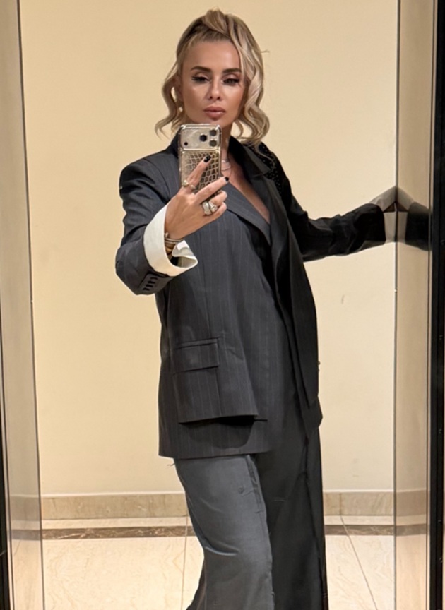 Anamaria Prodan făc&acirc;ndu-și un selfie la ieșirea din liftul unei clădiri din Dubai