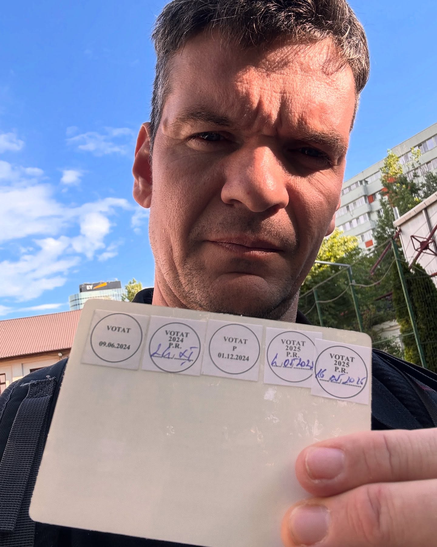 Tudor Chirilă făc&acirc;ndu-și un selfie cu buletinul &icirc;n m&acirc;nă, arăt&acirc;nd urmăritorilor din online că a mers la vot.