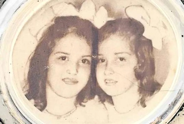 Fotografia alb-negru de pe piatra funerară a copilelor Adriana și Camelia, fiicele gemene ale Mărioarei Zăvoranu