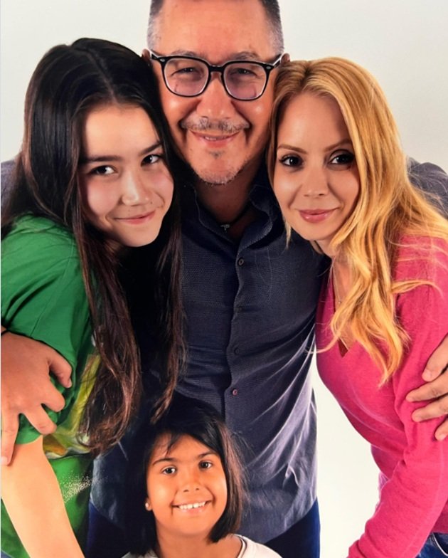 Victor Ponta str&acirc;ng&acirc;ndu-le &icirc;n brațe pe Daciana S&acirc;rbu și pe fiicele lor, Irina și Maria, &icirc;ntr-un portret de familie &icirc;n care z&acirc;mbesc toți