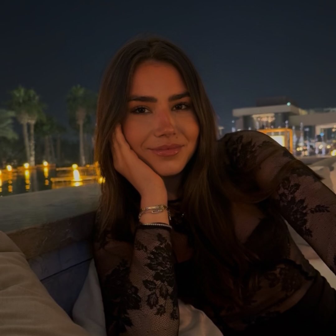 Irina Ponta, fiica lui Victor Ponta și a Dacianei S&acirc;rbu, făc&acirc;ndu-și un selfie la ceas de seară, &icirc;n timp ce &icirc;și sprijină capul cu m&acirc;na și este &icirc;mbrăcată &icirc;ntr-un top negru din dantelă