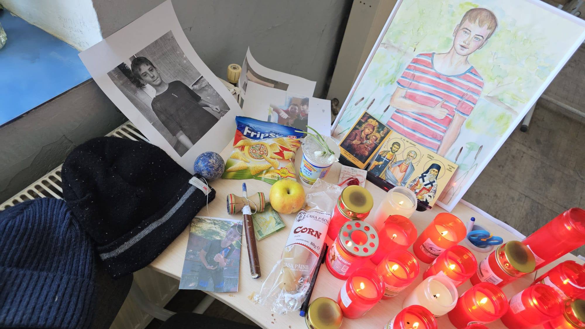 Banca lui Darius-Daniel&nbsp;H&icirc;rtie din școala din Ipotești, acoperită cu lum&acirc;nări și obiectele lui personale