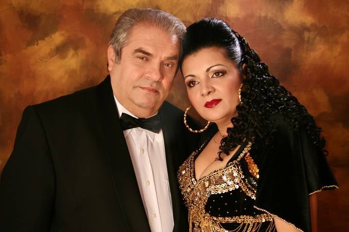 Cornelia Catanga &icirc;ntr-o rochie neagră cu paiete aurii, sprijinindu-și capul de soțul ei, Aurel Pădureanu, &icirc;mbrăcat &icirc;n costum negru și cămașă albă