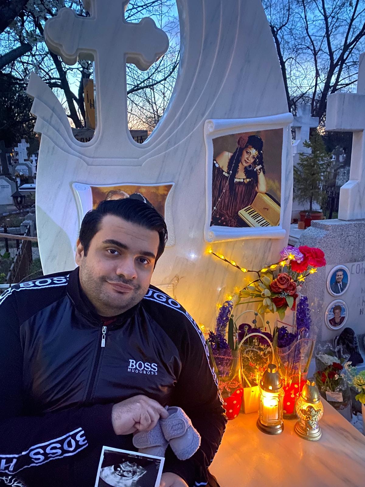 Alex Pădureanu la morm&acirc;ntul mamei sale, st&acirc;nd pe piatra funerară, cu ecografia fetiței sale &icirc;ntr-o m&acirc;nă și cu o pereche de &icirc;ncălțări &icirc;n cealaltă, &icirc;n timp ce morm&acirc;ntul este acoperit de lum&acirc;năr, flori și fotografii