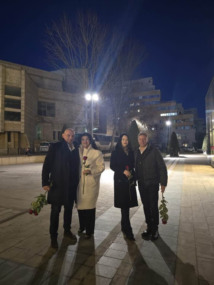 Florin Prunea și iubita alături de&nbsp;Tibor&nbsp;Selymes&nbsp;și soția sa plimb&acirc;ndu-se &icirc;mpreună la ceas de seară, &icirc;n timp ce țineau toți &icirc;n m&acirc;nă trandafiri roșii