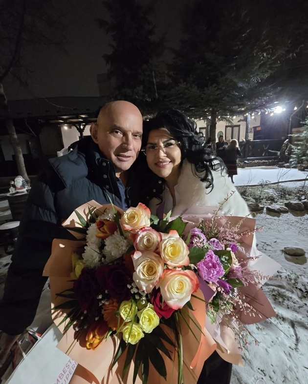 Florin&nbsp;Prunea și iubita Lăcrămioara Ursu st&acirc;nd &icirc;mbrățișați &icirc;n fața camerei de fotografiat, &icirc;n timp ce țin &icirc;n brațe două buchete mari de flori, iar &icirc;n spatele lor se vede că păm&acirc;ntul este acoperit de zăpadă.