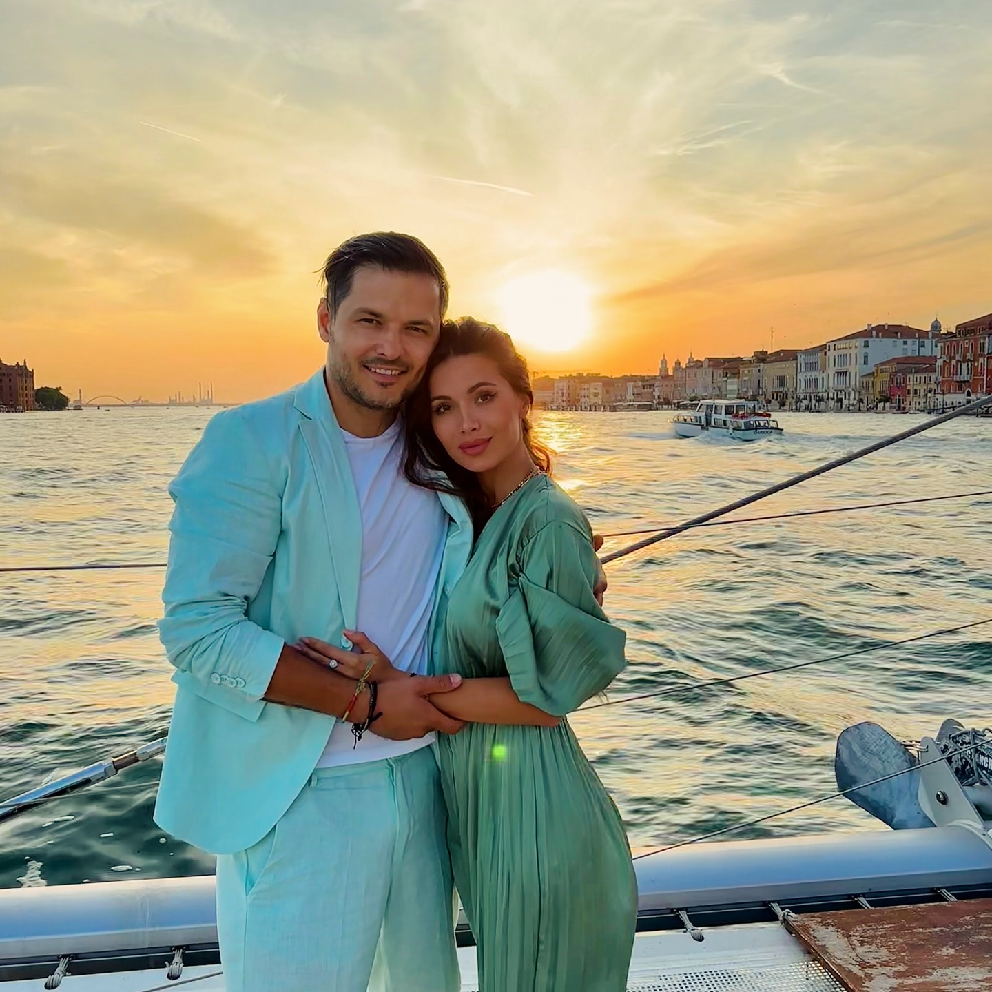 Liviu V&acirc;rciu și soția sa, Anda Călin, st&acirc;nd &icirc;mbrățișați pe o barcă, la apus, &icirc;n Veneția, &icirc;mbrăcați asortat, &icirc;n nuanțe de verde