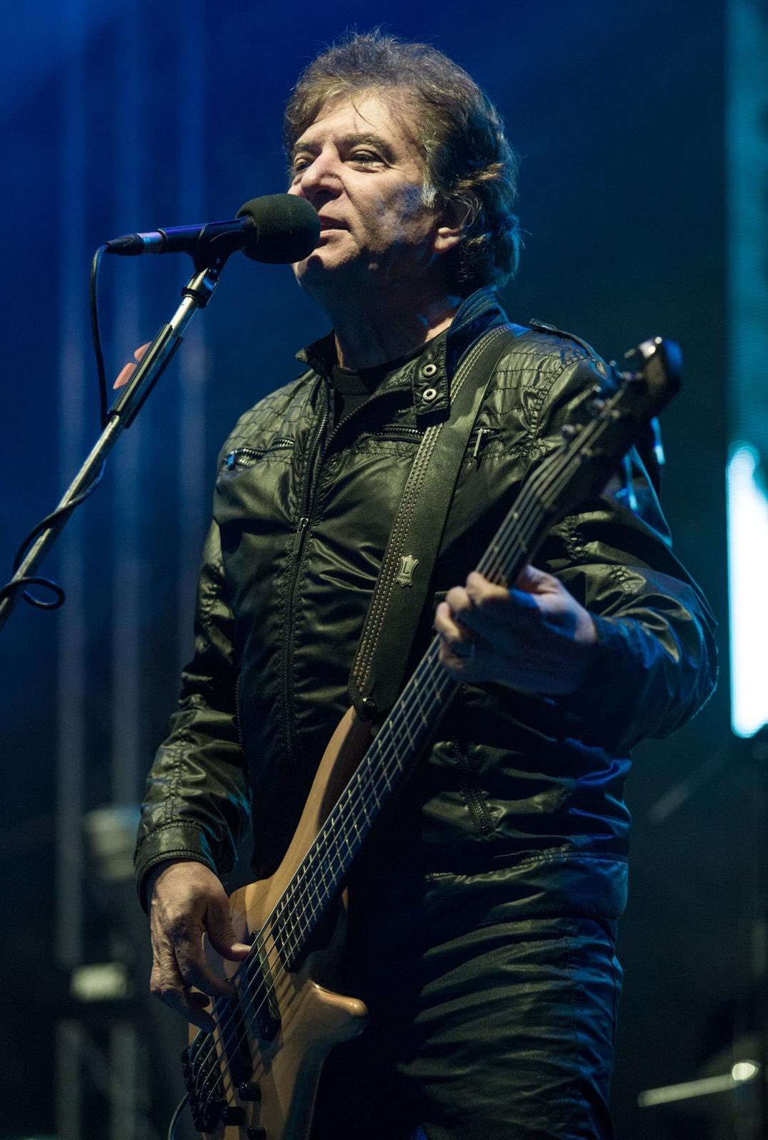 Iulian Mugurel&nbsp;Vrabete pe scenă, c&acirc;nt&acirc;nd la chitară și cu vocea, &icirc;mbrăcat &icirc;n pantaloni și geacă de piele de culoare neagră