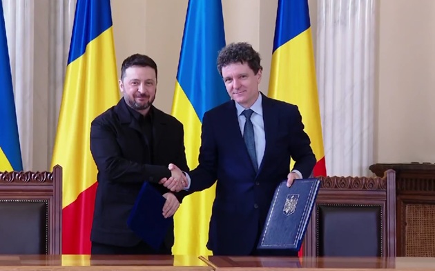Volodimir&nbsp;Zelenski și Nicușor Dan d&acirc;ndu-și m&acirc;na după ce au semnat parteneriatul strategic dintre Ucraina și Rom&acirc;nia, la Palatul Cotroceni, pe 12 martie 2026