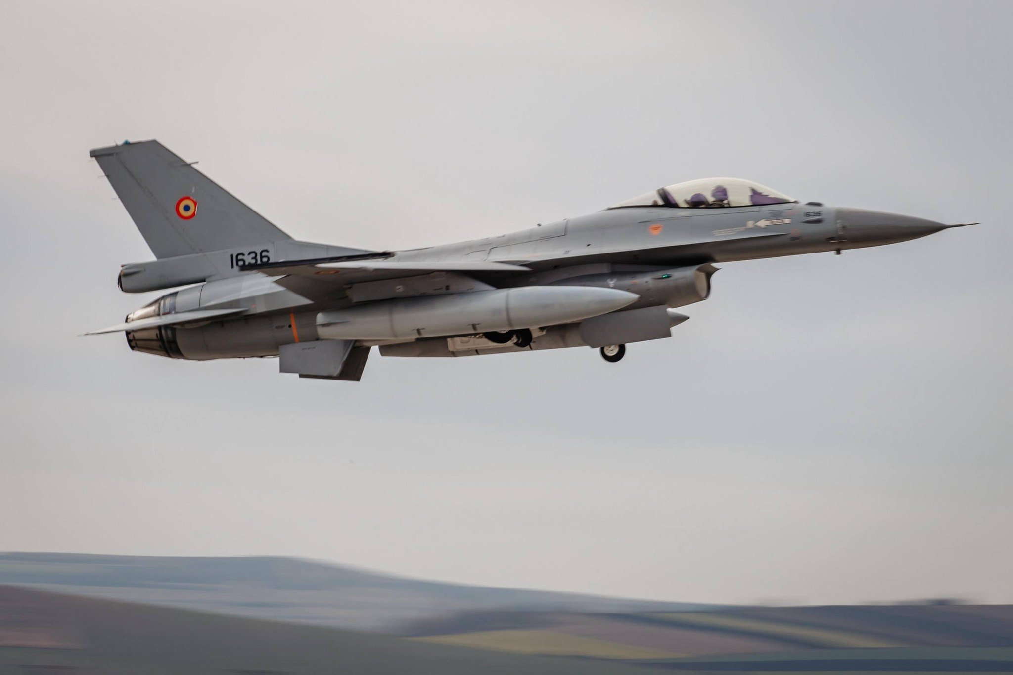 Aeronava a Forțelor Aeriene Rom&acirc;ne, &icirc;n zbor, pe cer, &icirc;n timpul unui exercițiu de antrenament