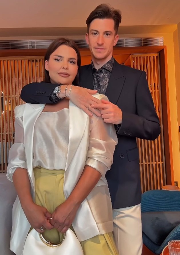 Dansatorul Rareș Cojoc str&acirc;ng&acirc;nd-o &icirc;n brațe pe fosta sa soție, Andreea Popescu, &icirc;n timp ce se pregăteau de o ieșire și erau &icirc;mbrăcați elegant, ea cu sacou alb și el cu sacou negru