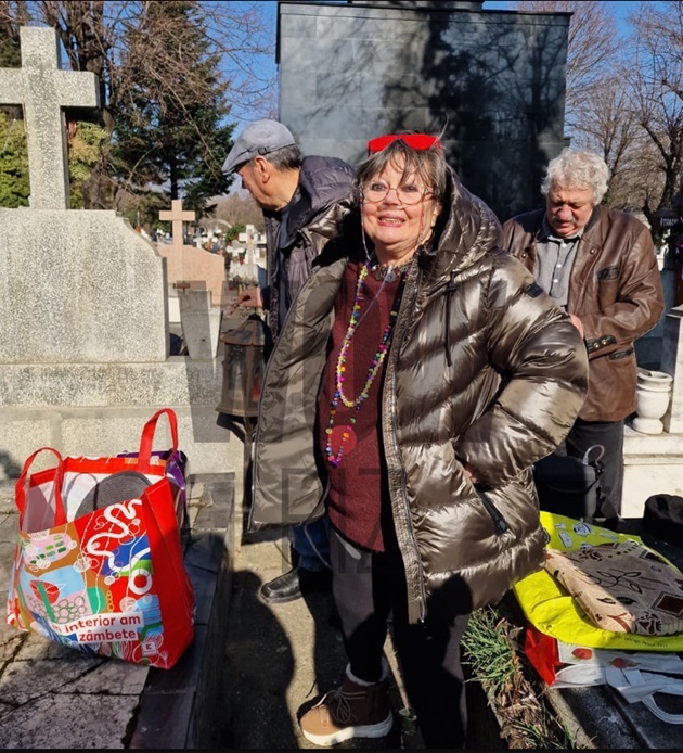 Anca Pandrea d&acirc;nd de pomană la morm&acirc;ntul lui Iurie Darie, &icirc;n timp ce purta aparatul de oxigen portabil pentru a putea respira