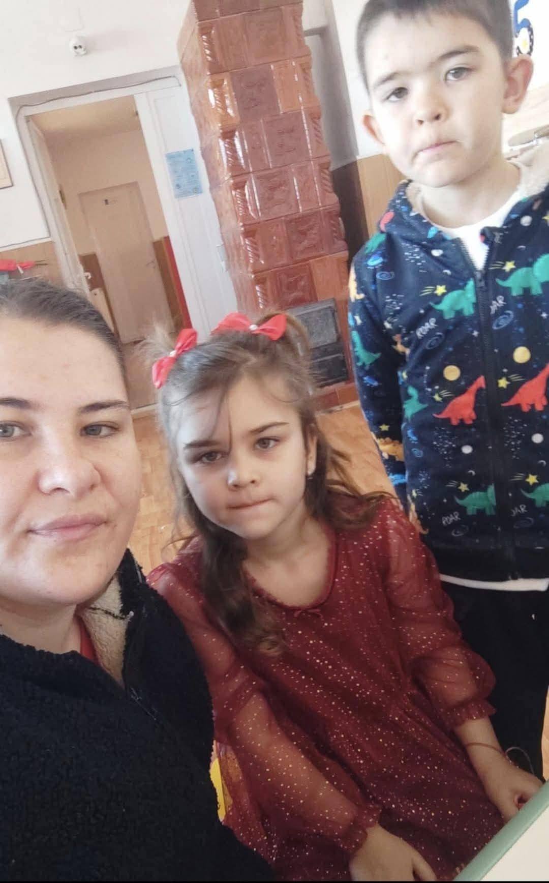 Mama și copiii prinși &icirc;n locuința cuprinsă de flăcări din comuna Topalu, făc&acirc;ndu-și un selfie &icirc;mpreună la grădinița pe care o frecventau minorii