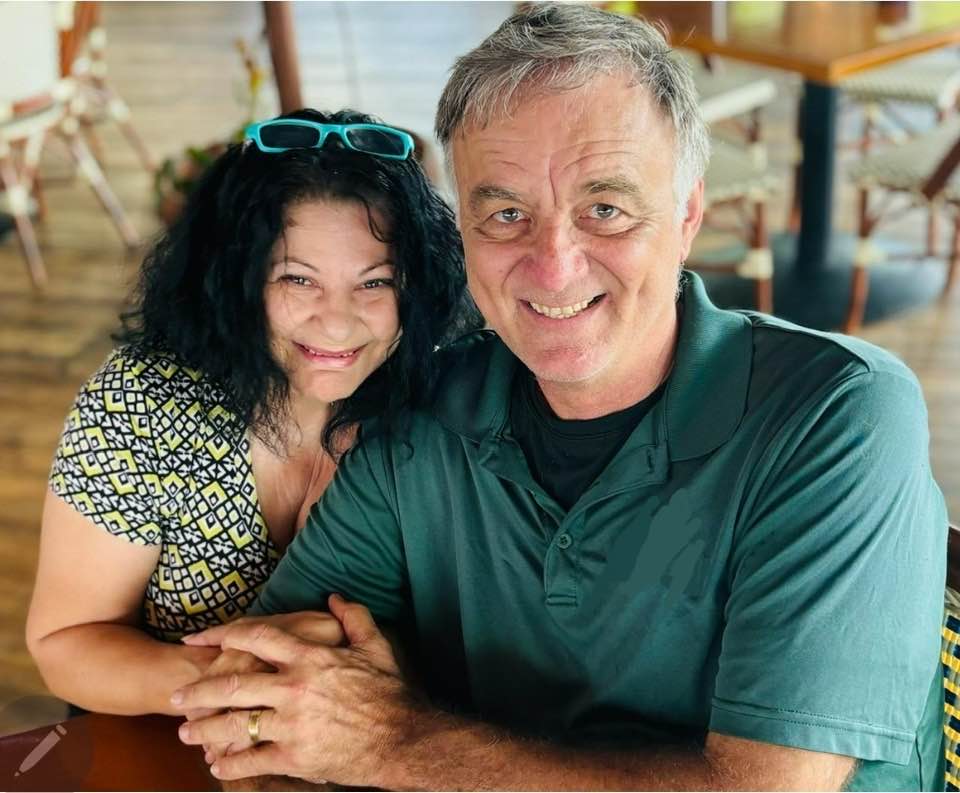 Elena C&acirc;rstea st&acirc;nd la masă, z&acirc;mbitoare, țin&acirc;ndu-l str&acirc;nd de braț pe soțul ei,&nbsp;Glenn&nbsp;Muttart, &icirc;n timp ce el ține m&acirc;na pe m&acirc;inile ei și z&acirc;mbesc am&acirc;ndoi la camera de fotografiat