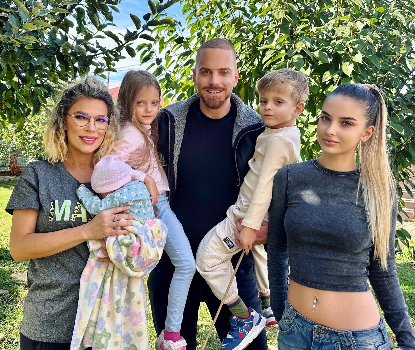 Ilan Laufer și Alina Laufer alături de copiii lor și de fiica pe care femeia o are din căsnicia cu Jorge, fotografiindu-se toți &icirc;n natură, la umbra unor copaci.