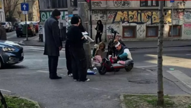 Imagine surprinsă la scurt timp după accidentul &icirc;n care au fost implicați Ilan Laufer și gemenii lui, &icirc;n timp ce bărbatul le oferea primul ajutor minorilor care au căzut după ce o mașină a intrat &icirc;n trotineta pe care se aflau