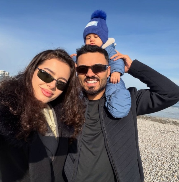 Jador la mare, cu ochelari de soarela ochi, țin&acirc;ndu-și fiul pe umeri, &icirc;n timp ce soția lui Oana imortaliza momentul cu ei trei pe plajă