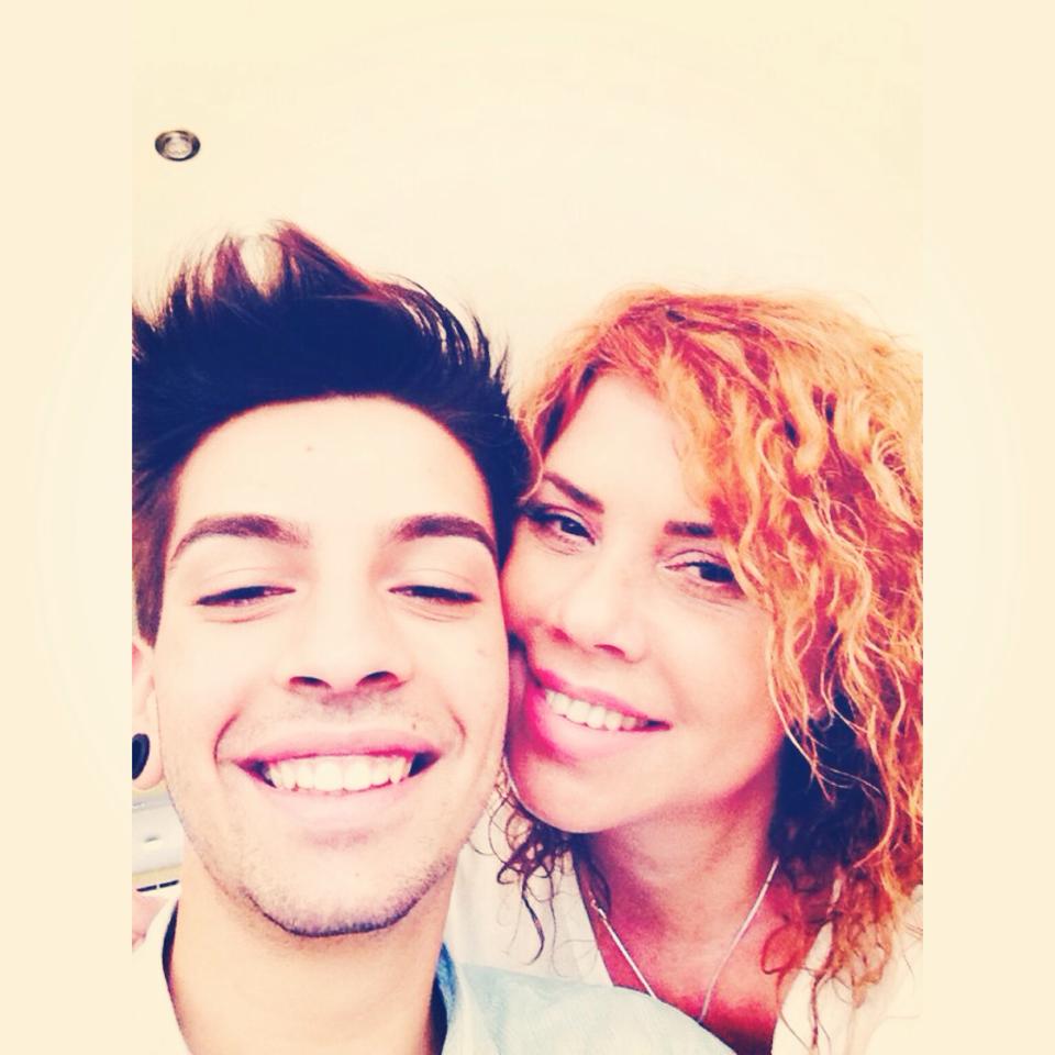 Luminița Anghel z&acirc;mbitoare, făc&acirc;ndu-și un selfie alături de David Pușcaș, fiul adoptiv, &icirc;n timp ce z&acirc;mbeau am&acirc;ndoi, iar artista și-a lipit obrazul de obrazul lui