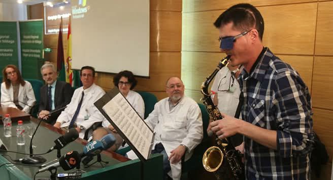 Carlos Aguilera cu ochii acoperiți, c&acirc;nt&acirc;nd la saxofon &icirc;n fața medicilor care l-au operat pe creier &icirc;n timp ce a continuat să c&acirc;nte 