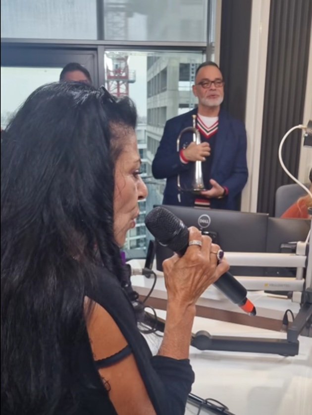 Elena Cârstea la radio, cântând în direct pe post, în timp ce era îmbrăcată în negru și își ținea părul desfăcut pe spate