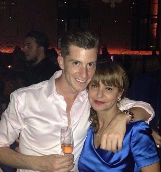 Rareș Cojoc țin&acirc;nd-o de g&acirc;t pe mama lui, Mihaela Cojoc, &icirc;n timp ce &icirc;n cealaltă m&acirc;nă ținea un pahar de șampanie