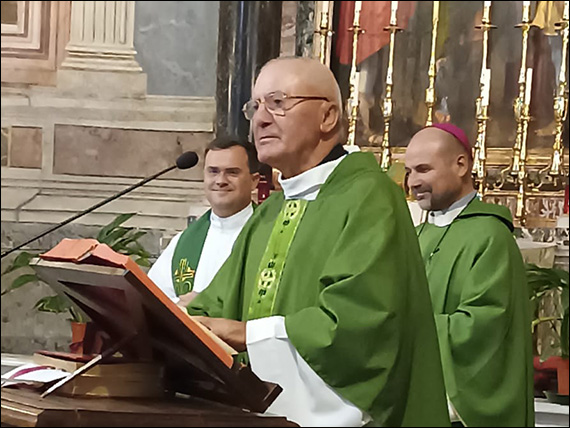 Preotul Anton&nbsp;Lucaci slujind &icirc;n biserică alături de alți preoți, &icirc;mbrăcați toți &icirc;n straie preoțești de culoare verde