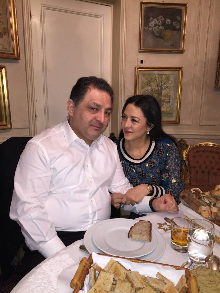 Oana Mizil st&acirc;nd la aceeași masă cu Marian Vanghelie și țin&acirc;ndu-l de braț, &icirc;n timp ce &icirc;l sorbea din priviri