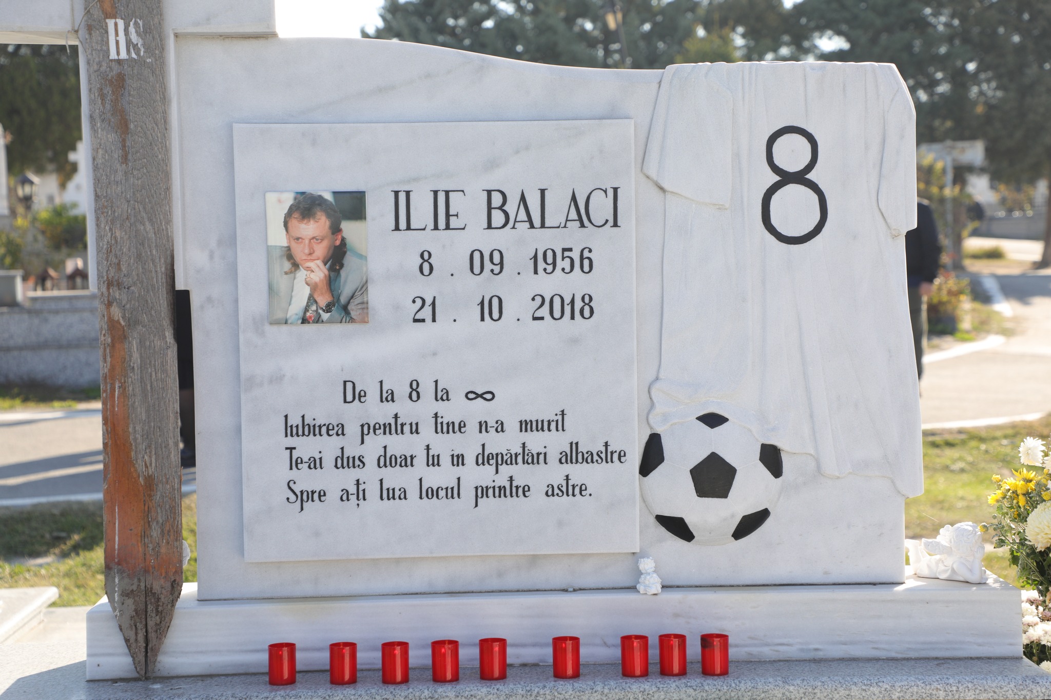 Morm&acirc;ntul lui&nbsp;Ilie&nbsp;Balaci, pe care se află nouă lum&acirc;nări roșii de plastic și flori puse de apropiați &icirc;n memoria lui