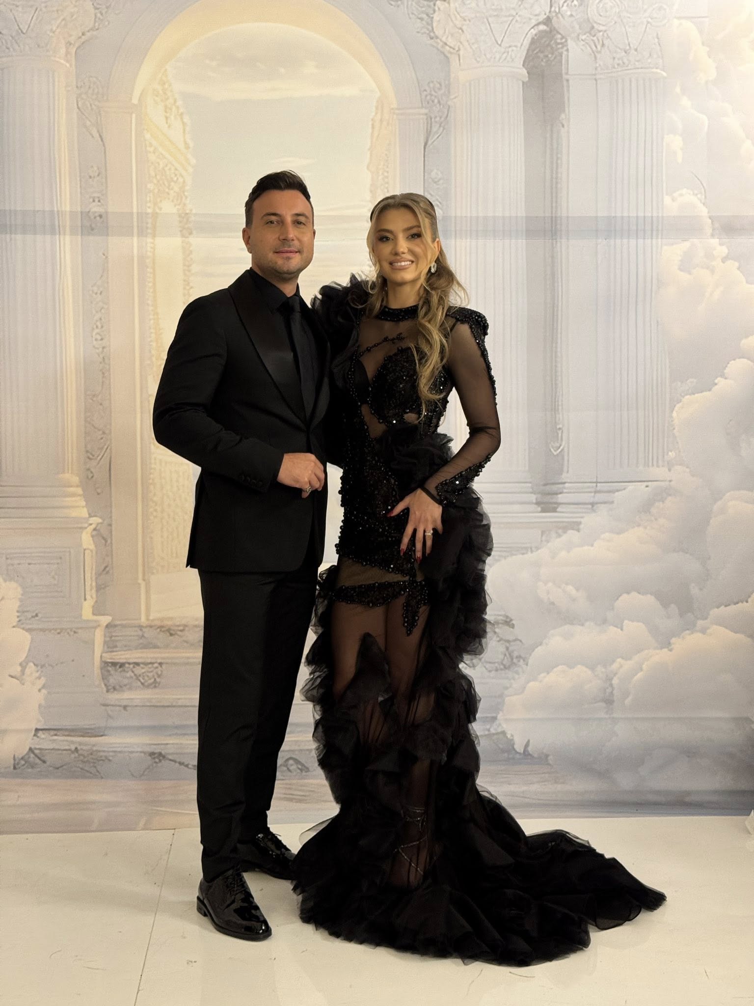 Valentin&nbsp;Sanfira și Codruța Filip la un eveniment, &icirc;mbrăcați am&acirc;ndoi elegant, ea &icirc;n rochie neagră tip sirenă, iar el &icirc;n costum negru