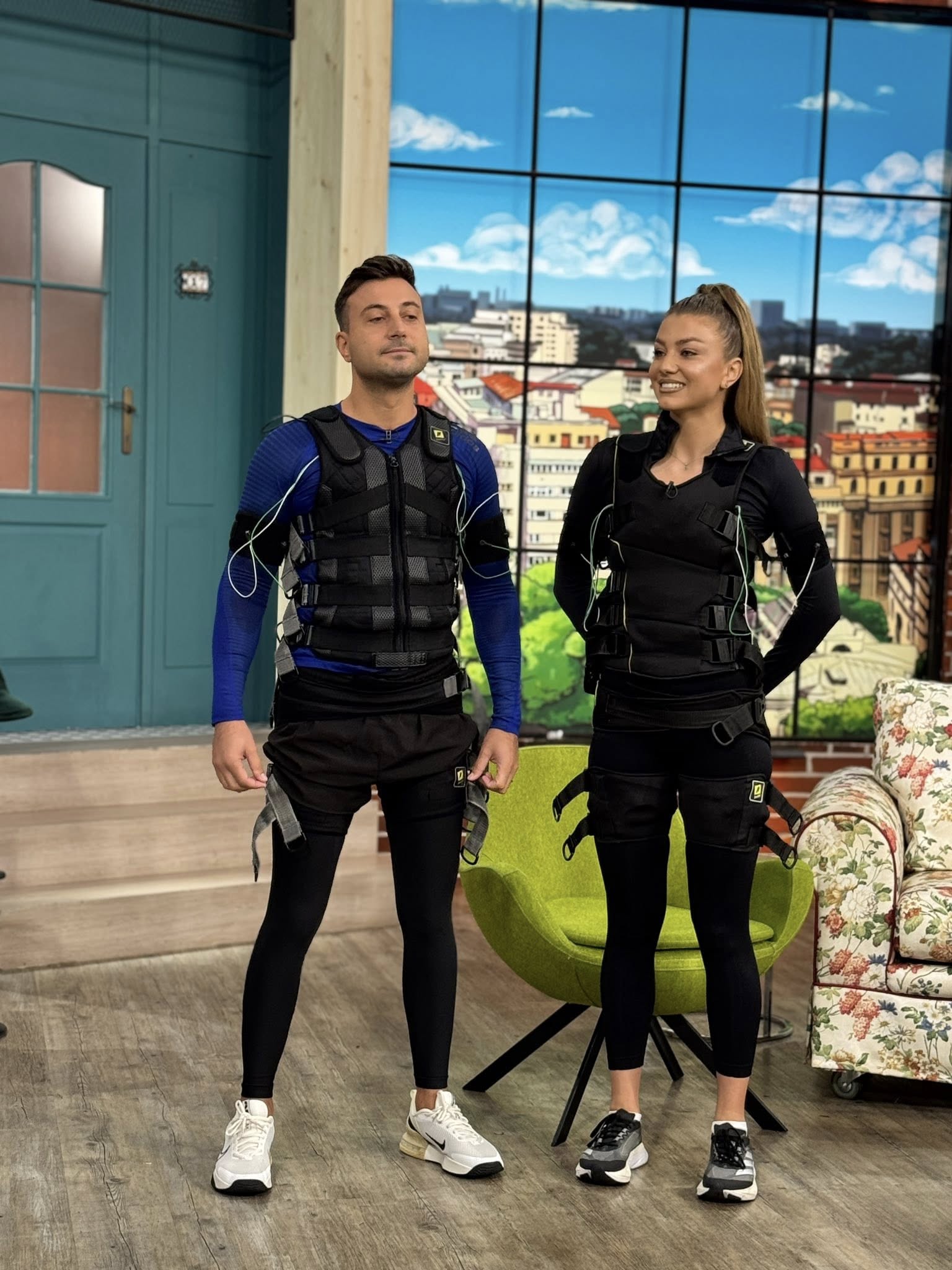 Valentin&nbsp;Sanfira și Codruța Filip &icirc;n platoul emisiunii &bdquo;La Măruță&rdquo;, &icirc;mbrăcați sport și echipați pentru un joc, &icirc;n ținute negre, cu veste