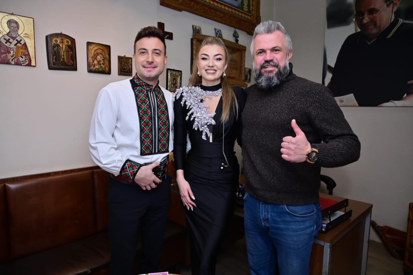 Ultima apariție &icirc;mpreună a cuplului Valentin&nbsp;Sanfira și Codruța Filip, alături de gazda de la Dorna Mamaia, unde au avut ultimul eveniment la care au c&acirc;ntat &icirc;mpreună, &icirc;n timp ce tensiunile dintre ei erau evidente și transmise de z&acirc;mbetul forțat al c&acirc;ntărețului