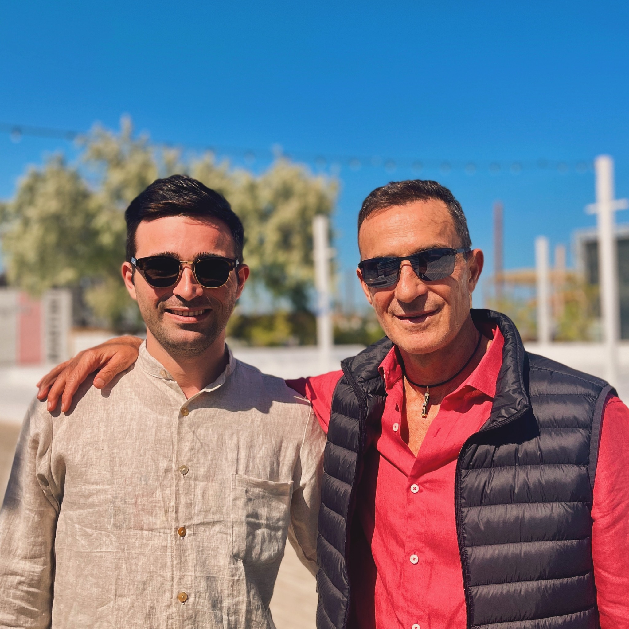 Radu Mazăre țin&acirc;ndu-l de g&acirc;t pe fiul său cel mare, Radu Mazăre Jr., &icirc;n timp ce erau am&acirc;ndoi &icirc;mbrăcați &icirc;n cămașă și purtau ochelari de soare