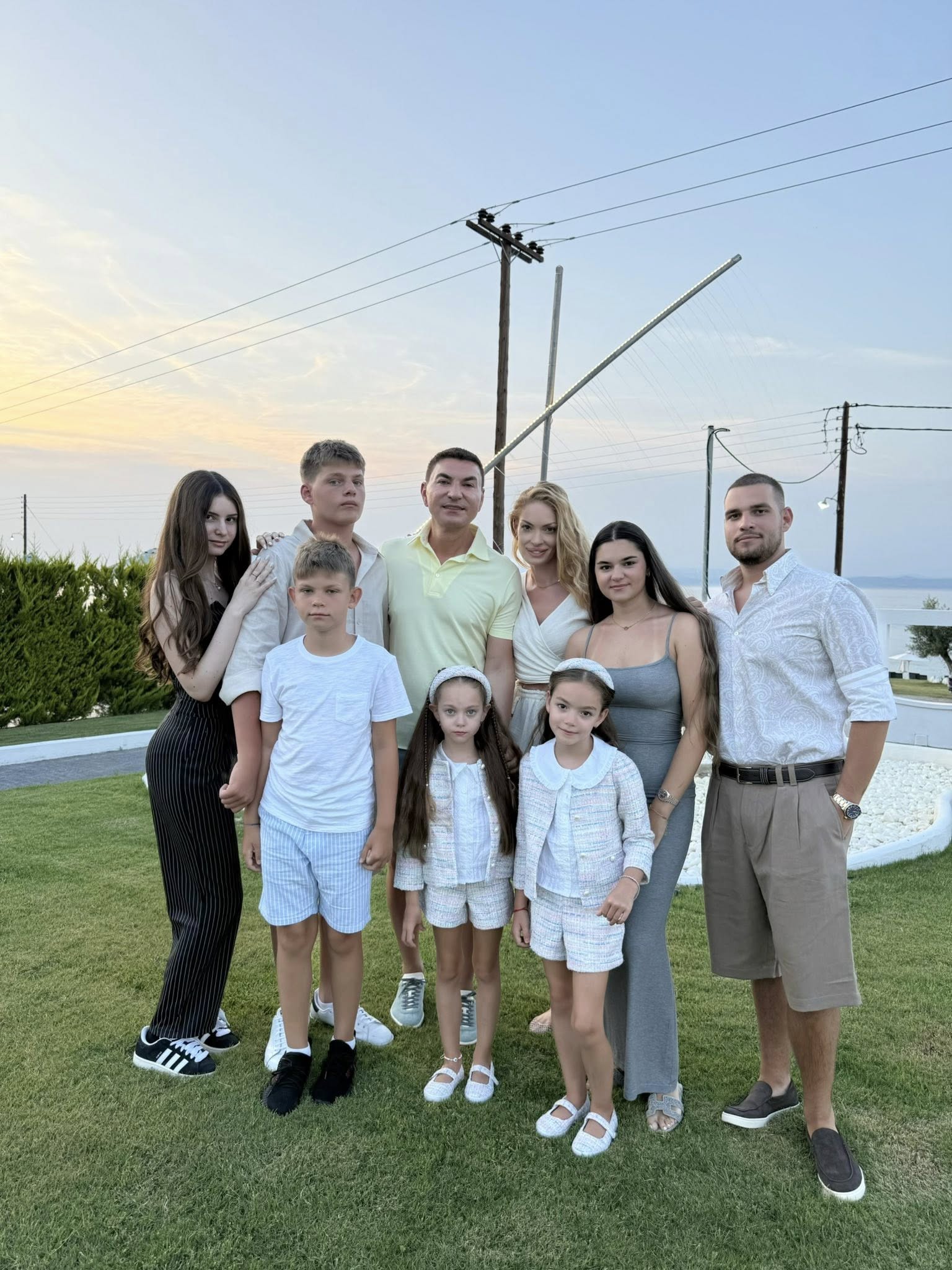 Cristi Borcea alături de Valentina Pelinel și de șapte dintre copiii lui, la un eveniment, &icirc;n timp ce erau toți &icirc;mbrăcați elegant