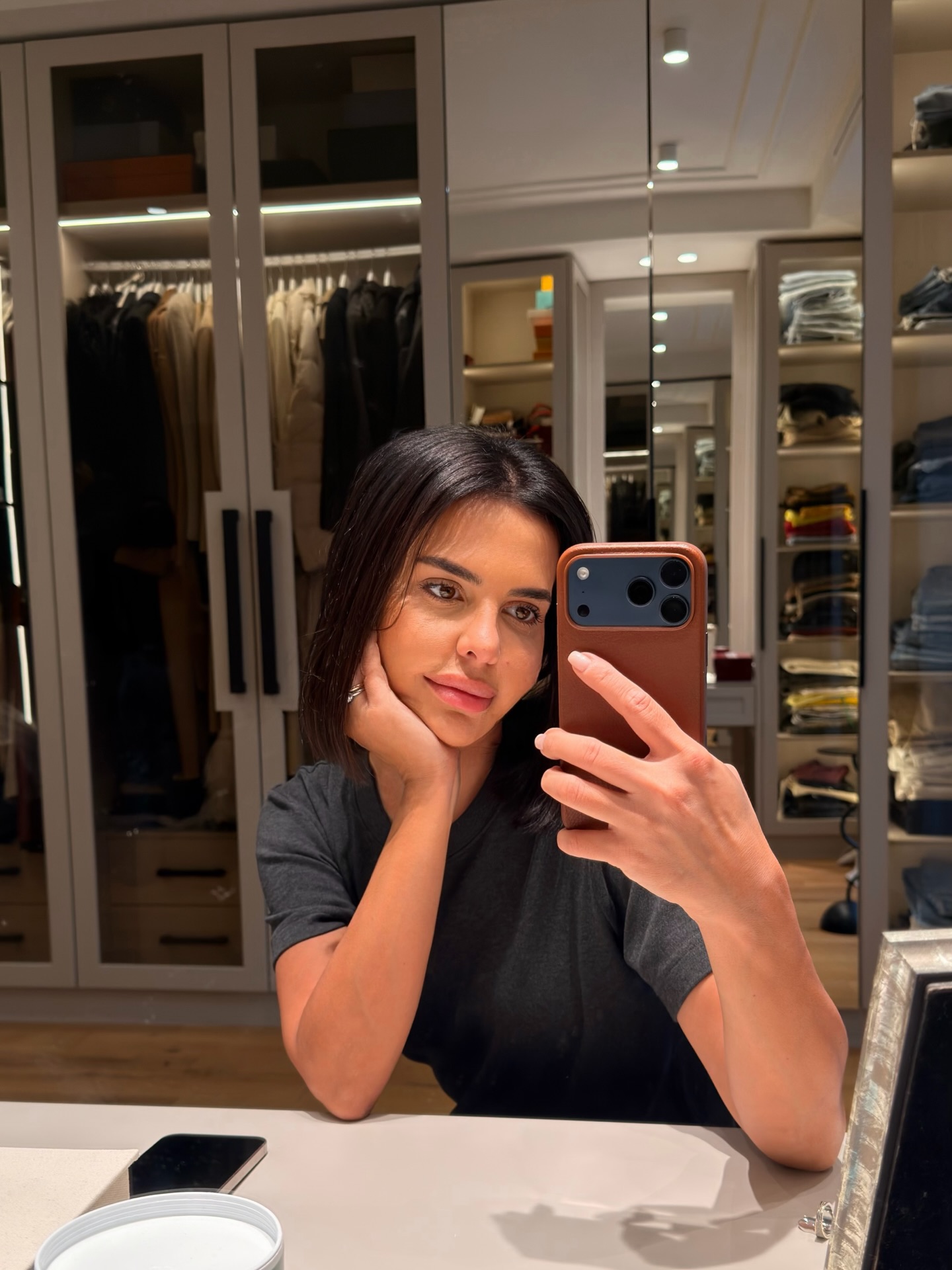 Andreea Popescu făc&acirc;ndu-și un selfie &icirc;n oglindă, &icirc;n timp ce &icirc;n spatele ei se vede un dressing impresionant