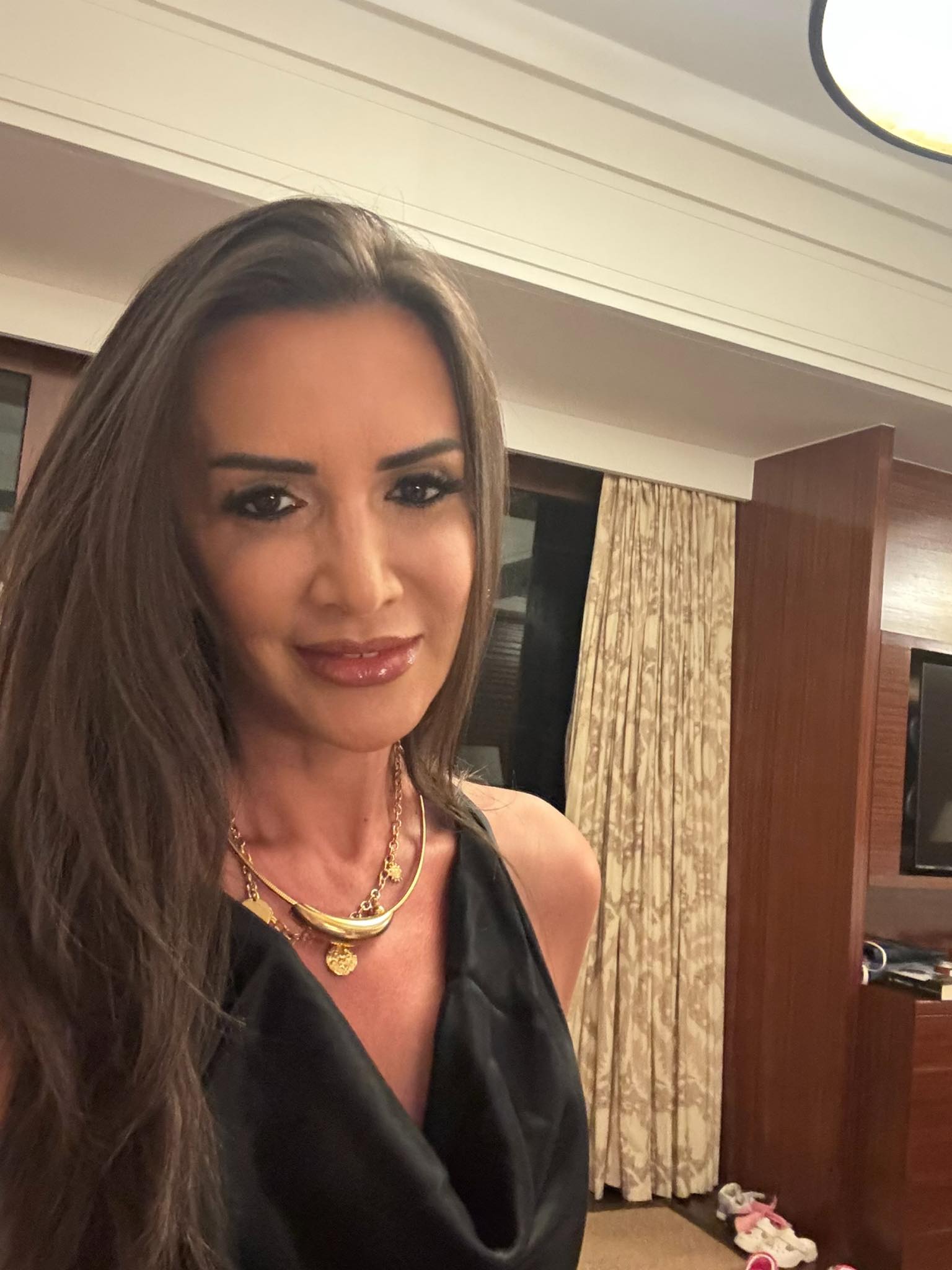 Mara Bănică făc&acirc;ndu-și un selfie &icirc;n timp ce era machiată și &icirc;mbrăcată &icirc;n negru, iar la g&acirc;t purta două coliere aurii de mari dimensiuni