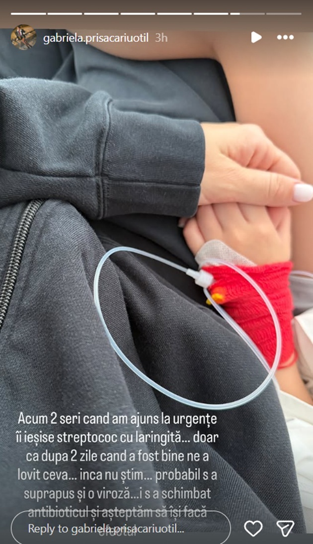 M&acirc;na Gabrielei Prisăcariu care ține m&acirc;na fiului ei Tiago, care este la perfuzie &icirc;n spital
