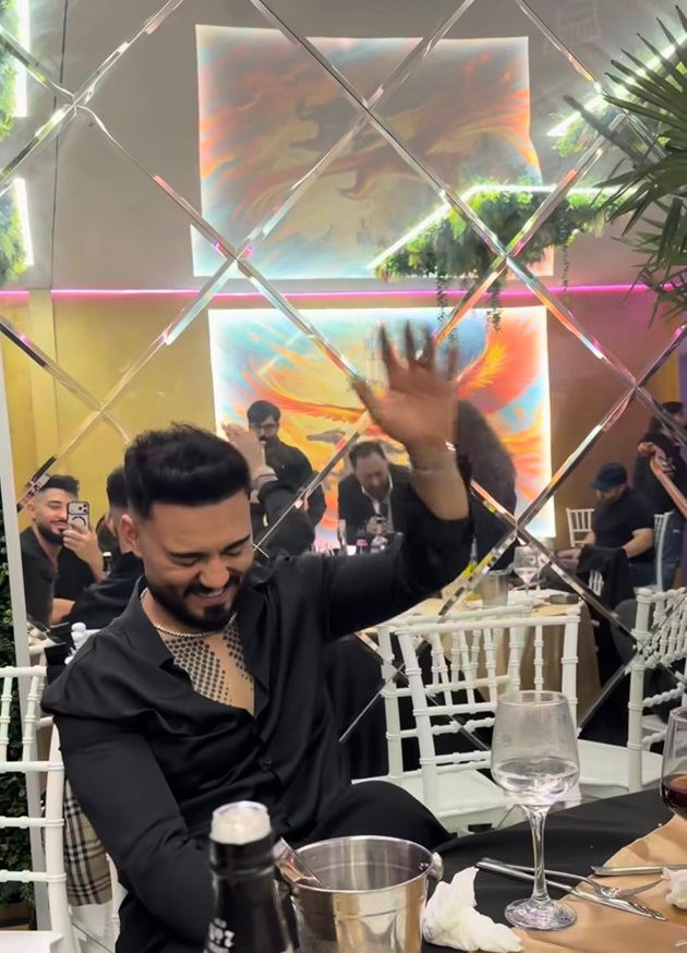 Jador &icirc;mbrăcat &icirc;ntr-o cămașă neagră, st&acirc;nd &icirc;ntr-un restaurant, la petrecerea aniversară de ziua lui, distr&acirc;ndu-se alături de prietenii lui