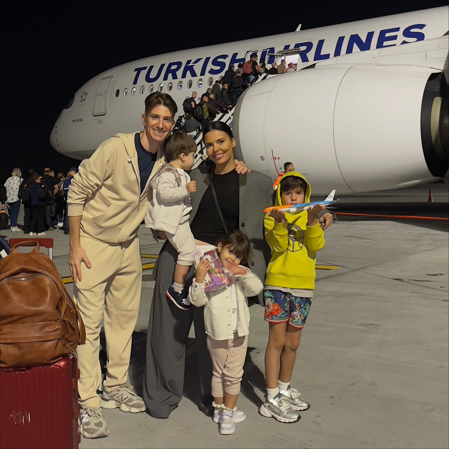 Andreea și Rareș Cojoc alături de copiii lor, pe pistă, &icirc;n aeroport, pregătindu-se să urce &icirc;n avion