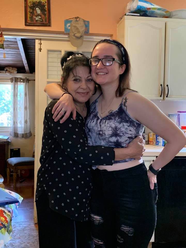 Elena C&acirc;rstea ținută de g&acirc;t de fata ei cea mică, Adriana