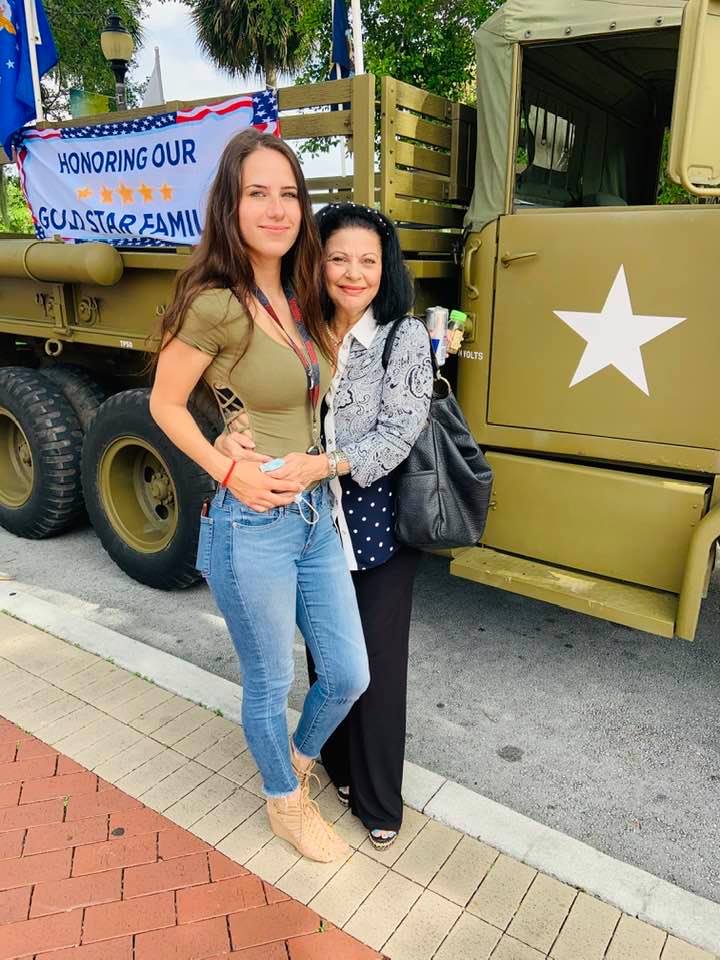 Elena C&acirc;rstea &icirc;mbrățiș&acirc;nd-o pe fiica sa cea mare, Sanda