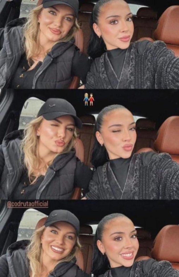 Codruța Filip și Bibi făc&acirc;ndu-și un selfie &icirc;n mașină, &icirc;n timpul unei plimbări, &icirc;n timp ce Codruța avea șapcă pe cap și era &icirc;mbrăcată &icirc;n negru