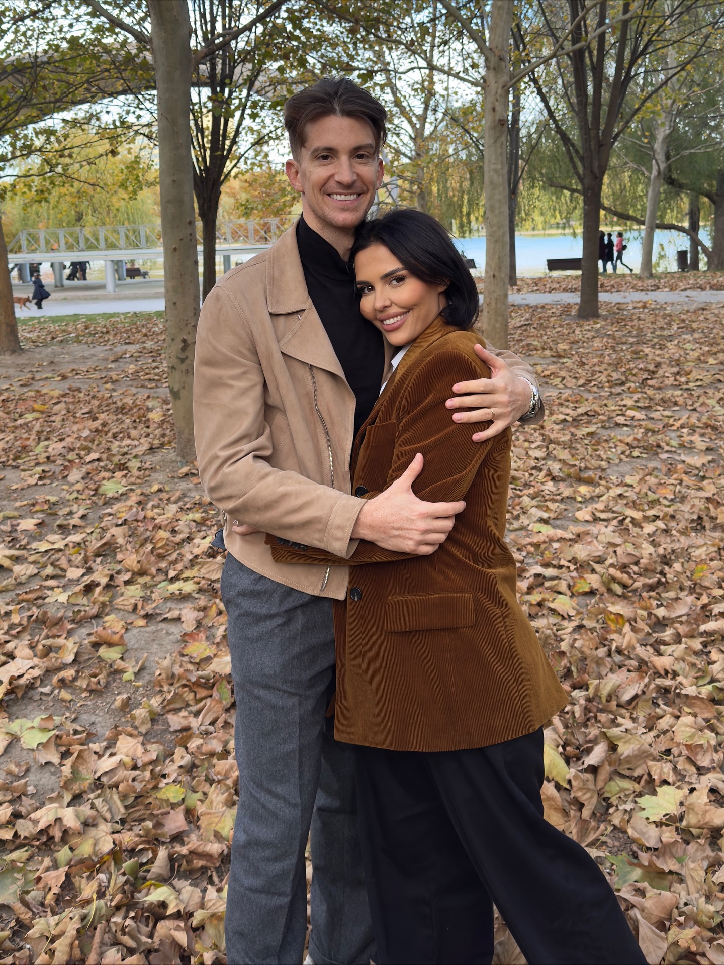 Andreea Popescu și Rareș Cojoc făc&acirc;ndu-și o fotografie c&acirc;nd stăteau &icirc;mbrățișați pe un covor de funze, &icirc;n timpul unei plimbări prin parc