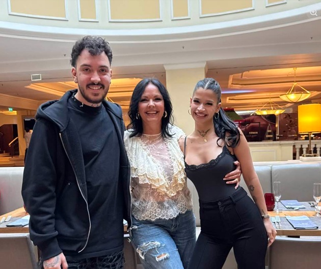 Manuela Fedorca &icirc;ntr-un restaurant, &icirc;mbrățiș&acirc;ndu-i pe fiul ei și pe fosta iubită a acestuia, &icirc;n timp ce stăteau toți trei &icirc;n fața mesei