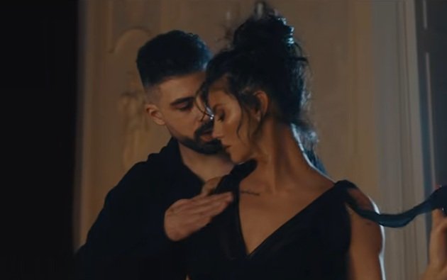 Ramona Olaru și iubitul grec Stefanos Kyriakos Anthopoulos, &icirc;ntr-o scenă pasională din videoclipul melodiei lui &icirc;n limba spaniolă